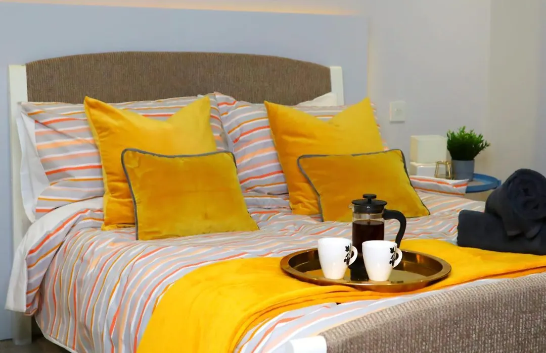 Urban Chic: Trendy 2-Bedroom with Smart Amenities-1