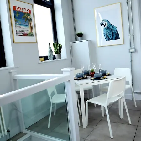 Urban Chic: Trendy 2-Bedroom with Smart Amenities-2